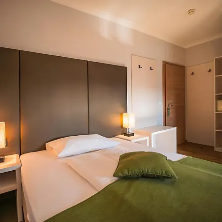 Arion Airport מלון