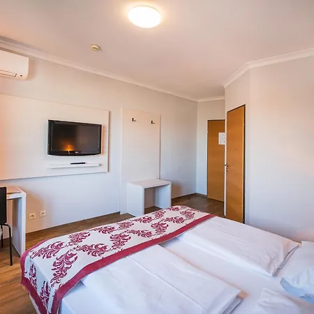 מלון Arion Airport 4*