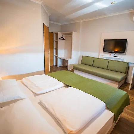 Arion Airport מלון 4*