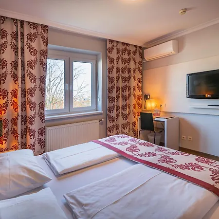 Hotel Arion Airport 4*