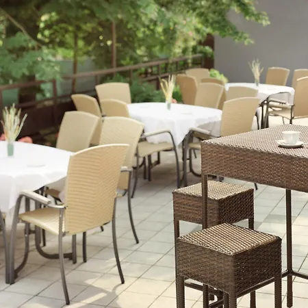 Arion Airport מלון