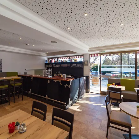 阿里昂机场酒店 4*