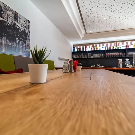 מלון Arion Airport 4*